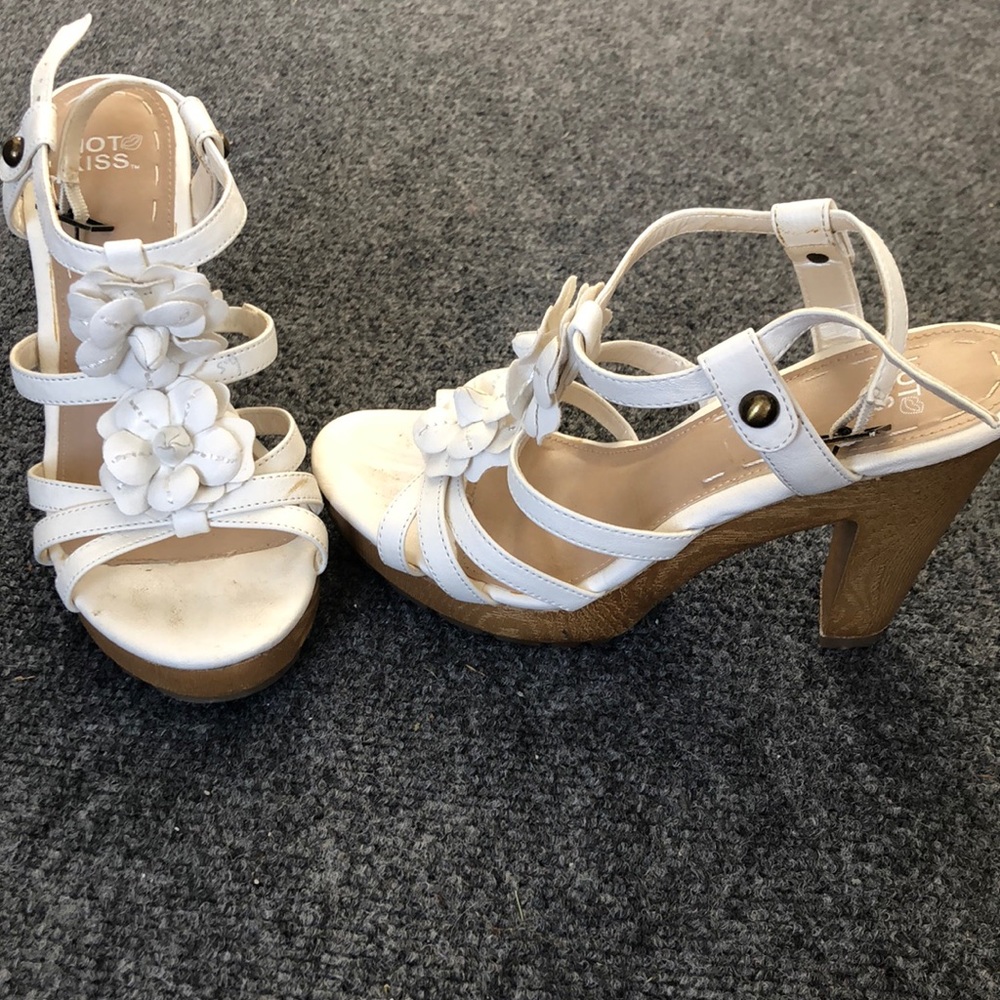 White platform heel flower design shoes by HotKiss